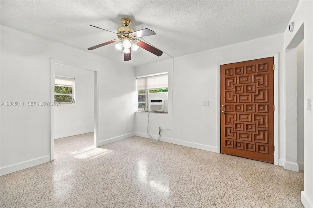 882 NW 2nd St Miami, FL 33128