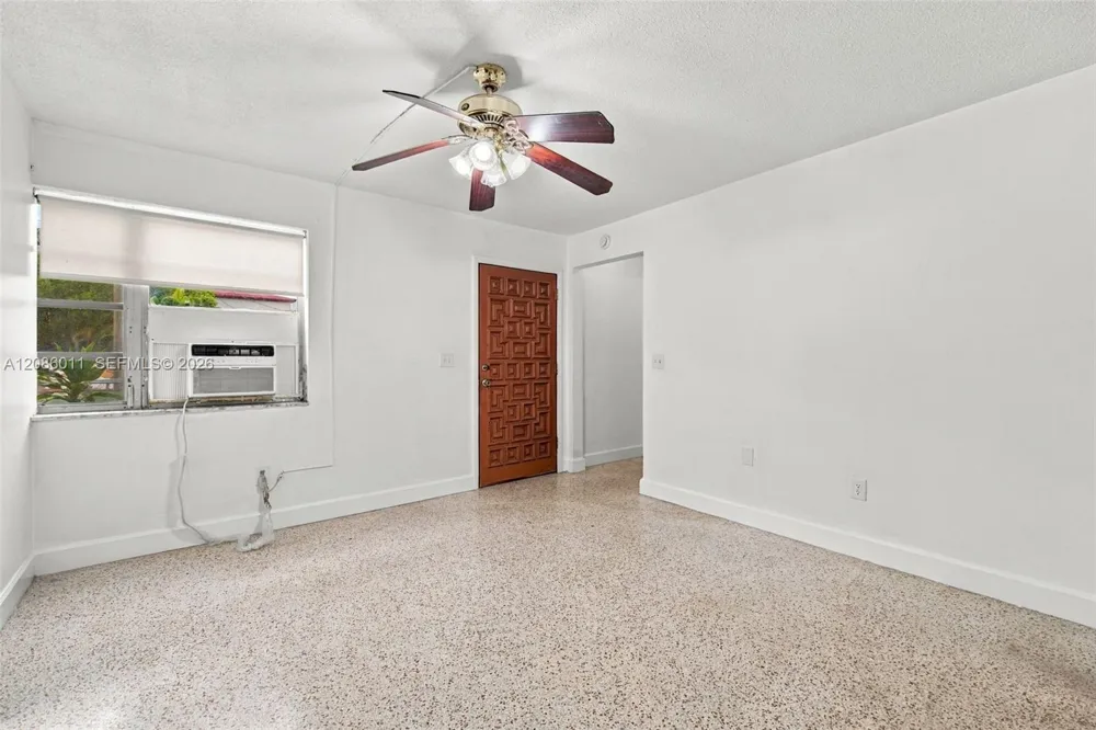 882 NW 2nd St Miami, FL 33128