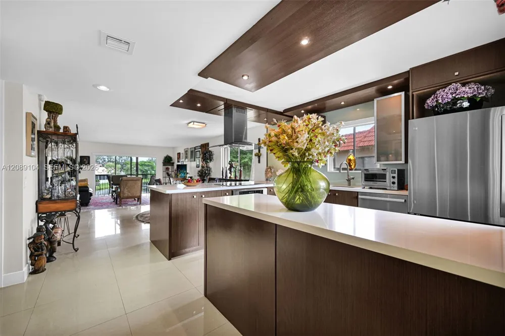 374 Lakeview Dr #204 Weston, FL 33326