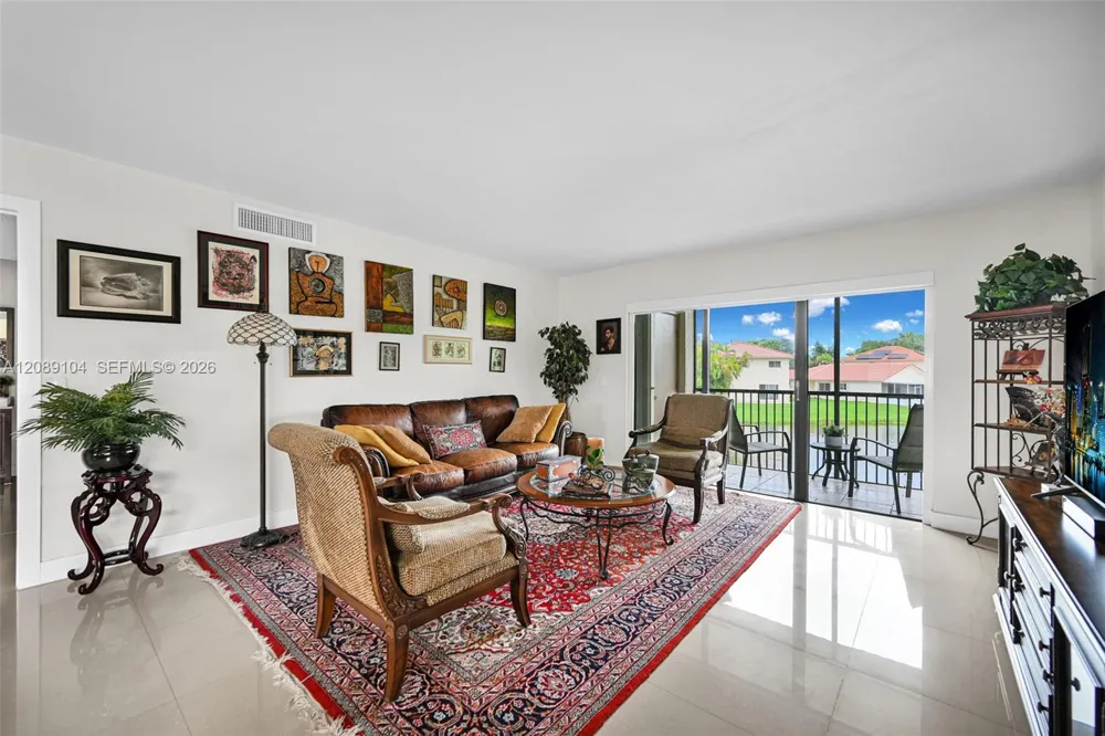 374 Lakeview Dr #204 Weston, FL 33326
