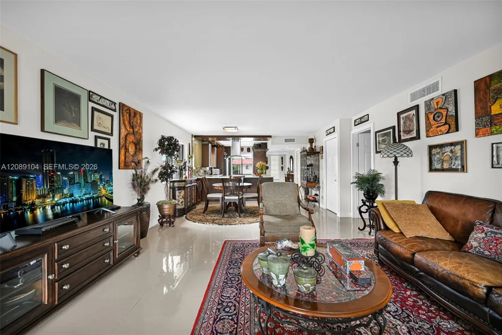 374 Lakeview Dr #204 Weston, FL 33326