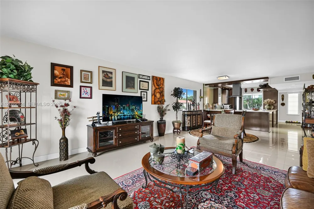 374 Lakeview Dr #204 Weston, FL 33326