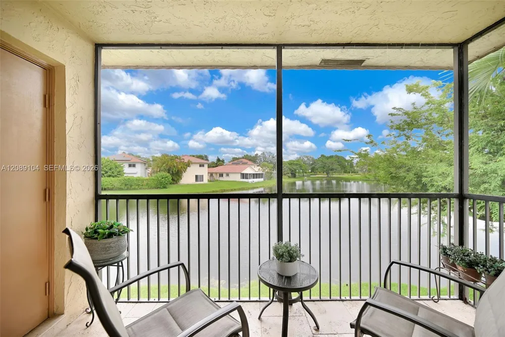 374 Lakeview Dr #204 Weston, FL 33326