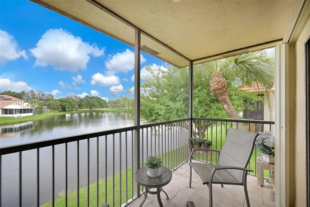 374 Lakeview Dr #204 Weston, FL 33326