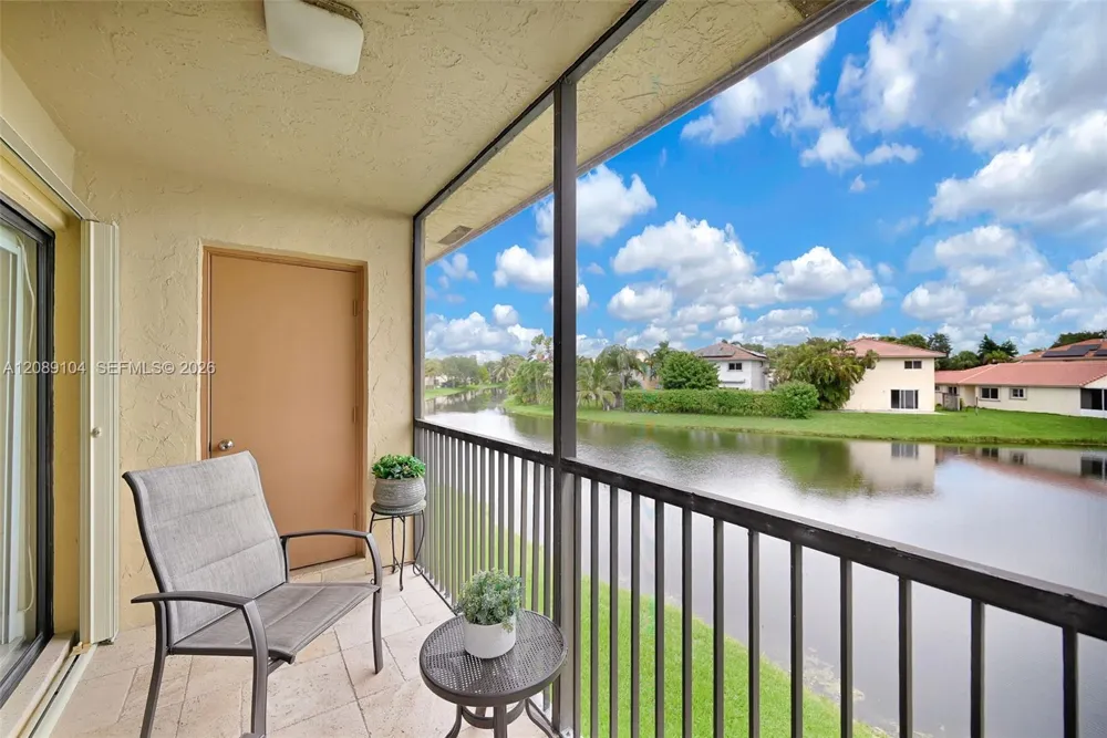 374 Lakeview Dr #204 Weston, FL 33326