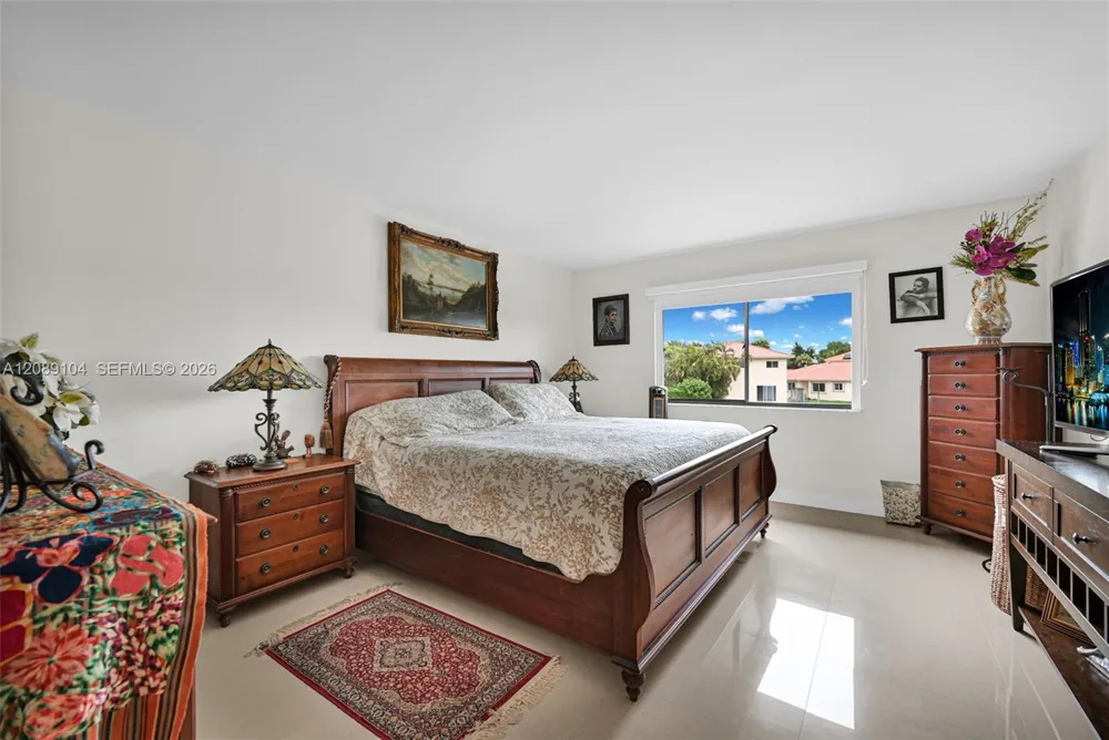 374 Lakeview Dr #204 Weston, FL 33326