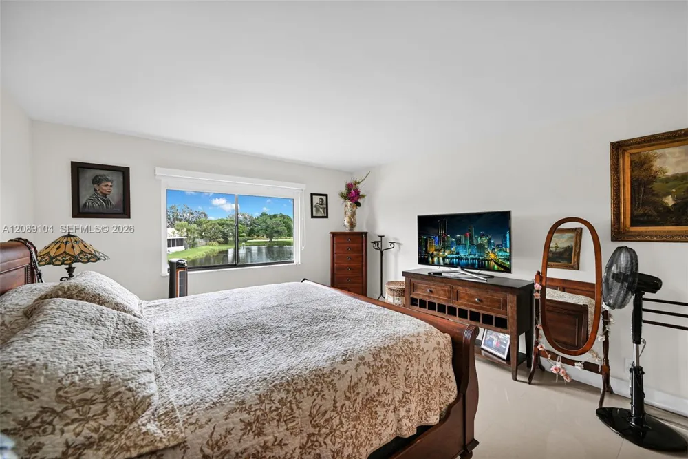 374 Lakeview Dr #204 Weston, FL 33326