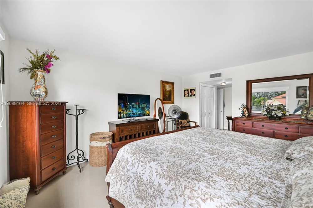 374 Lakeview Dr #204 Weston, FL 33326