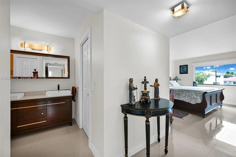 374 Lakeview Dr #204 Weston, FL 33326
