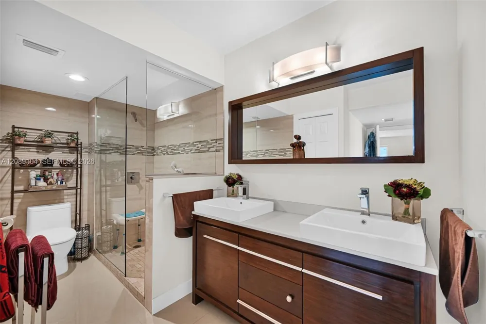 374 Lakeview Dr #204 Weston, FL 33326
