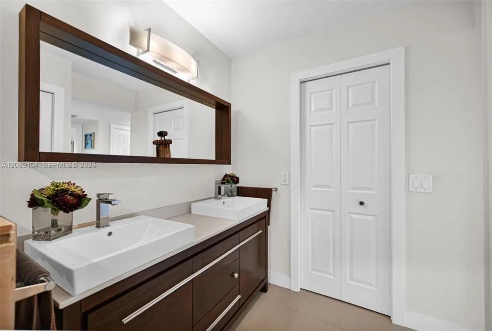 374 Lakeview Dr #204 Weston, FL 33326