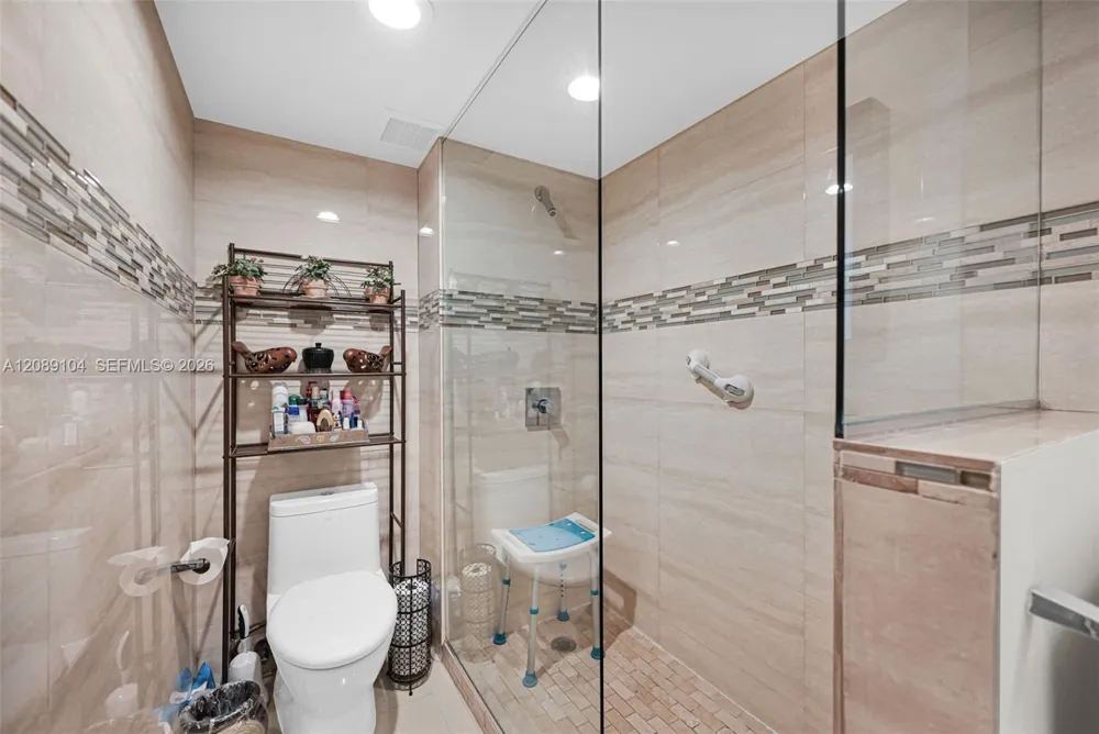 374 Lakeview Dr #204 Weston, FL 33326