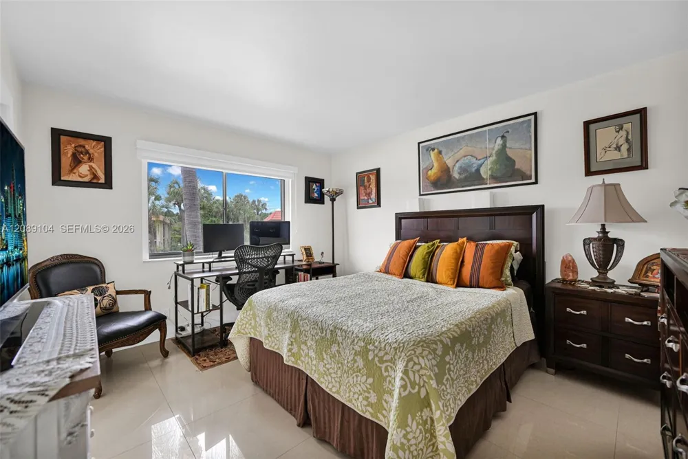 374 Lakeview Dr #204 Weston, FL 33326