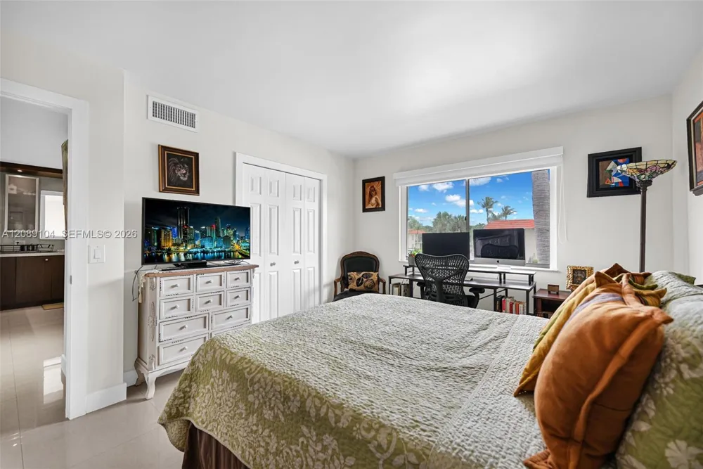 374 Lakeview Dr #204 Weston, FL 33326