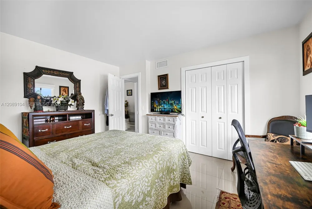 374 Lakeview Dr #204 Weston, FL 33326