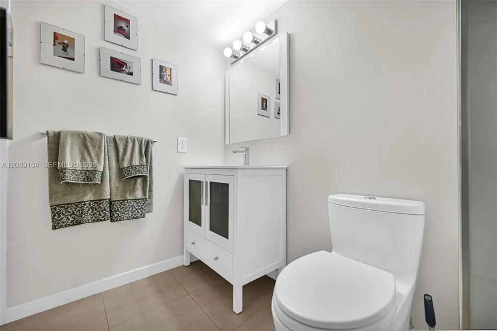 374 Lakeview Dr #204 Weston, FL 33326