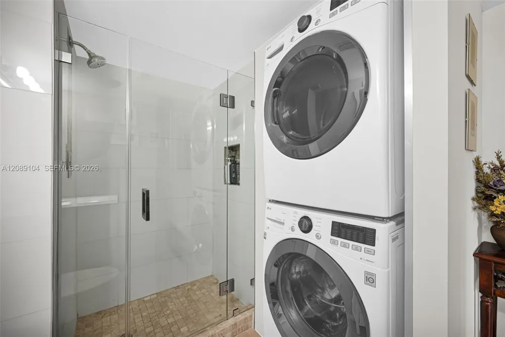 374 Lakeview Dr #204 Weston, FL 33326