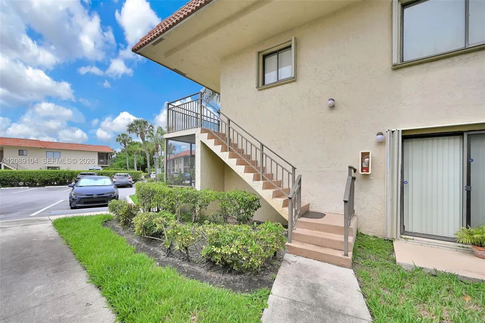 374 Lakeview Dr #204 Weston, FL 33326