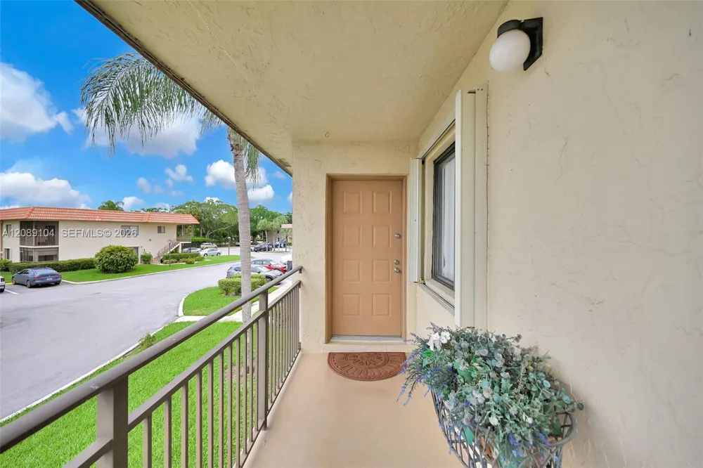 374 Lakeview Dr #204 Weston, FL 33326