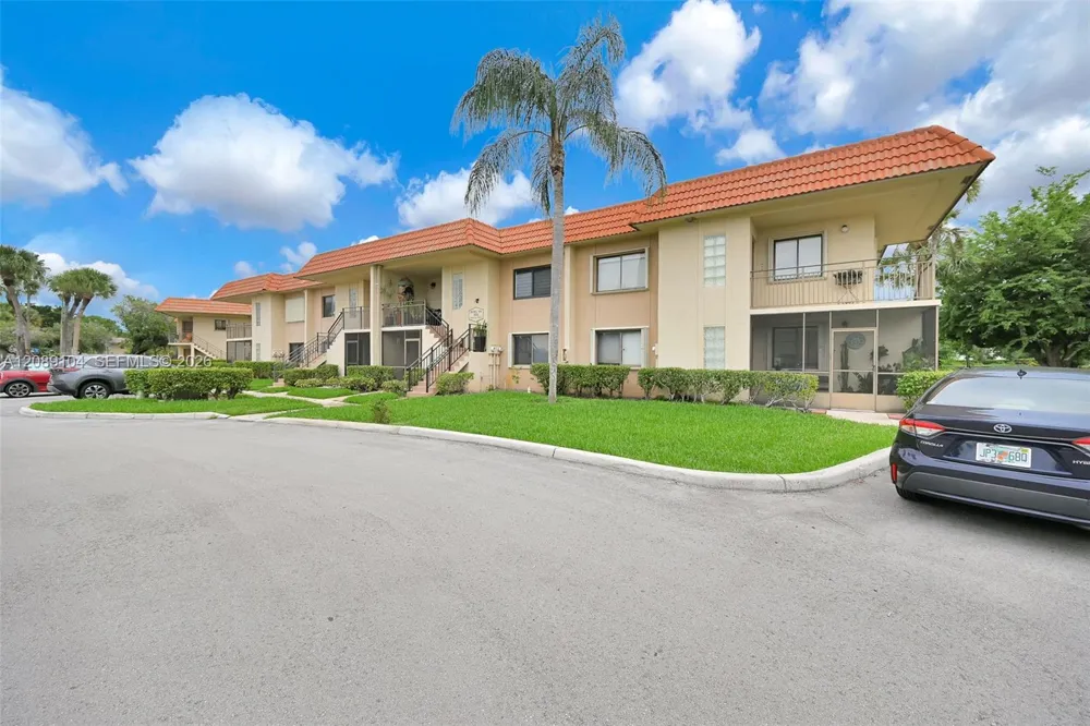 374 Lakeview Dr #204 Weston, FL 33326