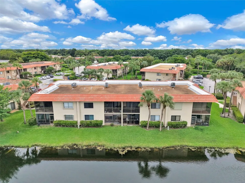374 Lakeview Dr #204 Weston, FL 33326
