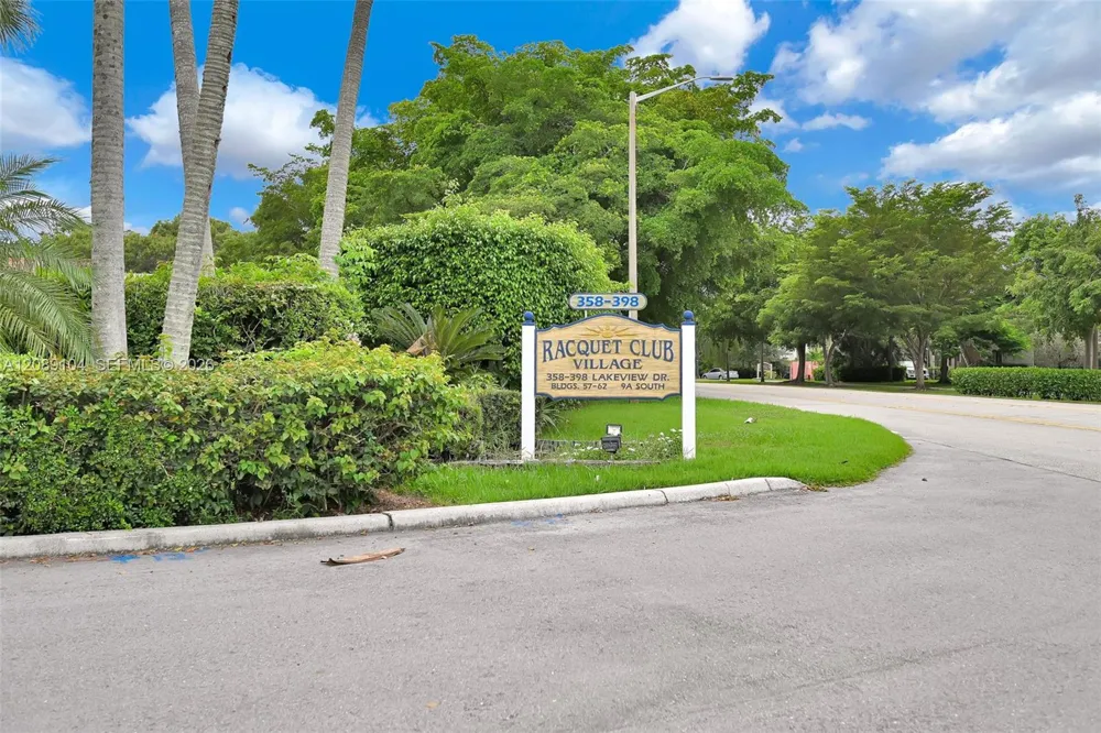 374 Lakeview Dr #204 Weston, FL 33326
