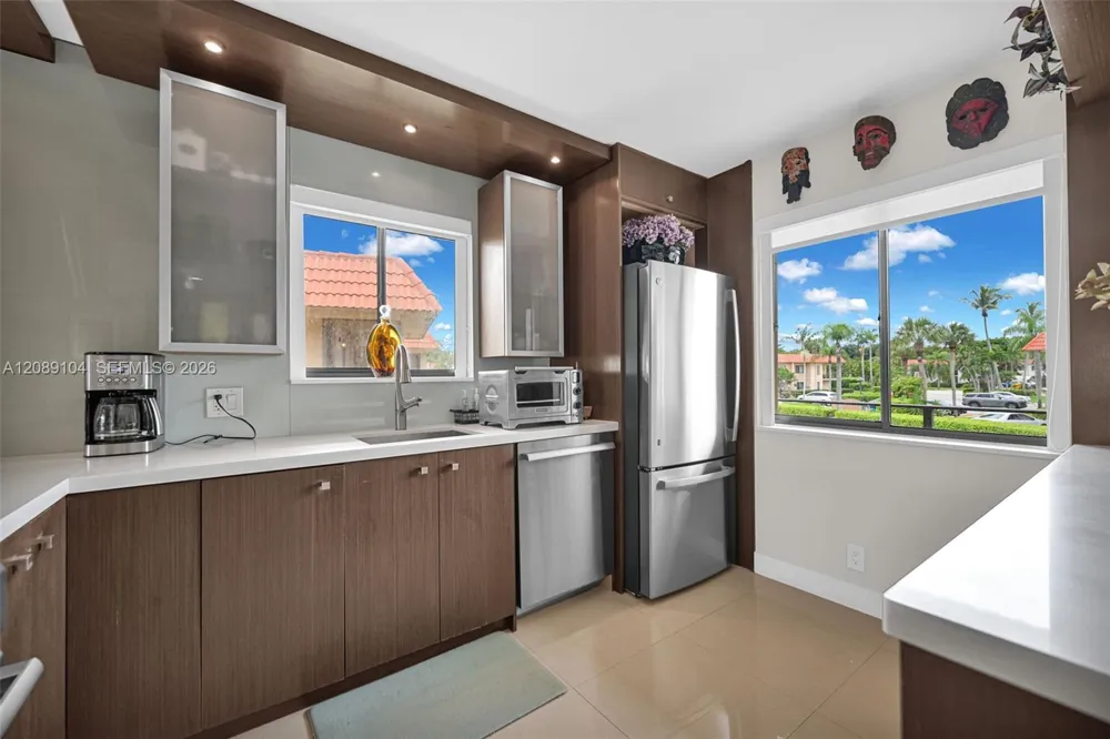 374 Lakeview Dr #204 Weston, FL 33326