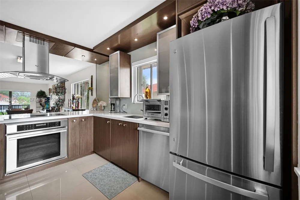 374 Lakeview Dr #204 Weston, FL 33326