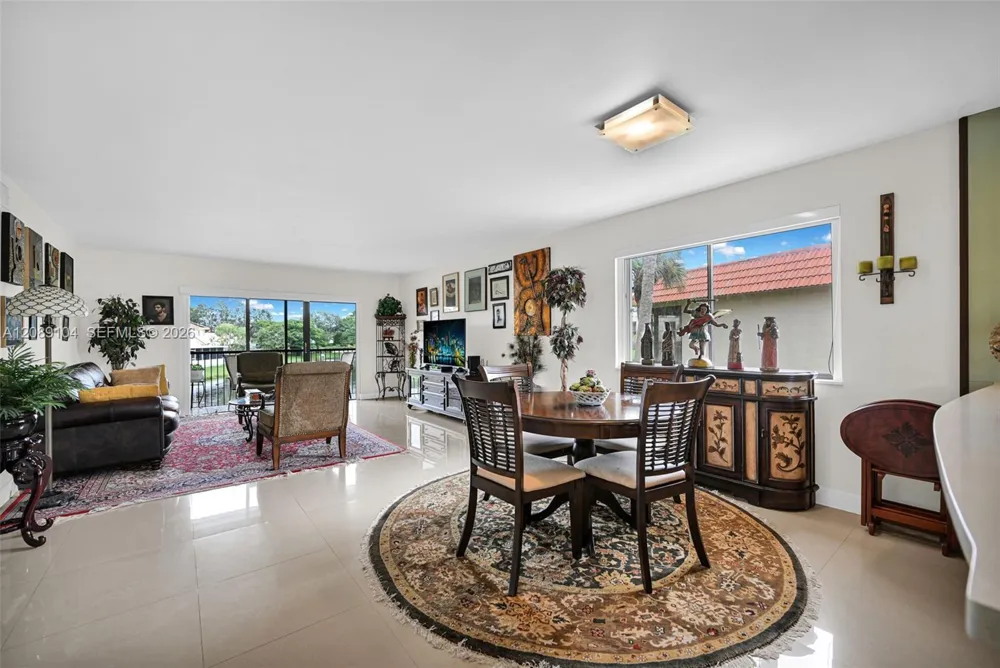 374 Lakeview Dr #204 Weston, FL 33326