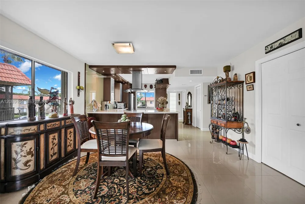 374 Lakeview Dr #204 Weston, FL 33326