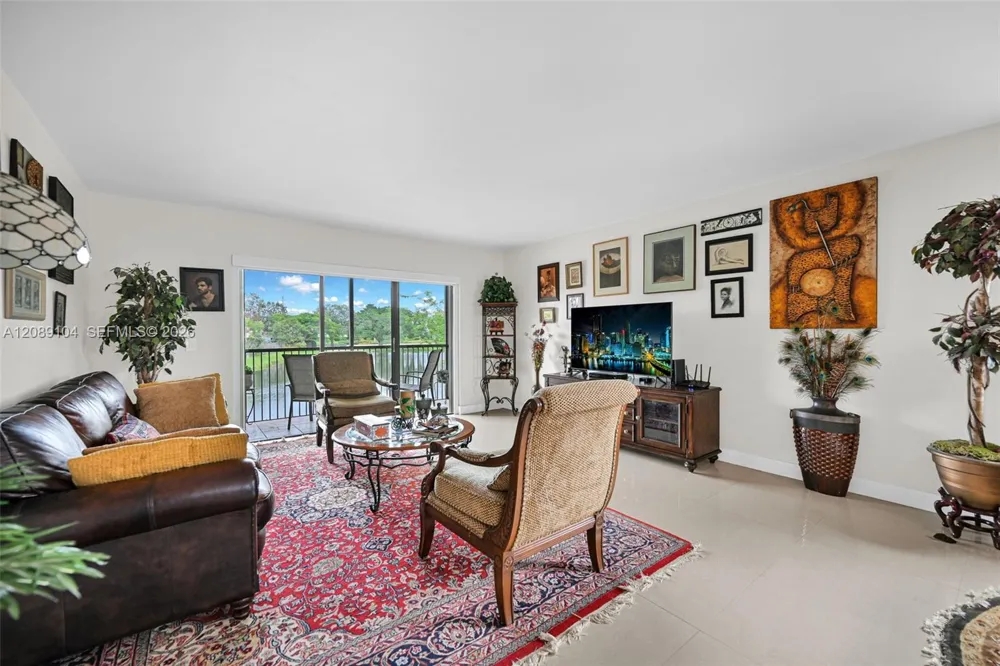 374 Lakeview Dr #204 Weston, FL 33326