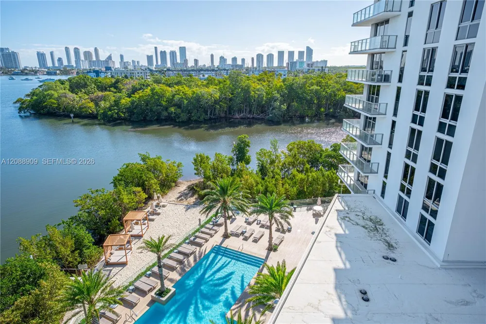 16385 Biscayne Blvd #707 North Miami Beach, FL 33160