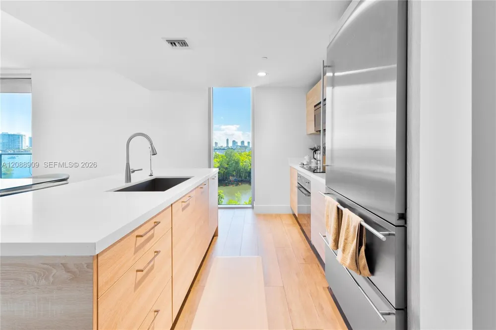 16385 Biscayne Blvd #707 North Miami Beach, FL 33160