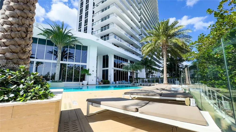 16385 Biscayne Blvd #707 North Miami Beach, FL 33160