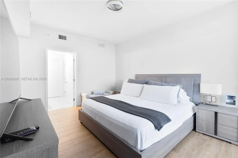 16385 Biscayne Blvd #707 North Miami Beach, FL 33160