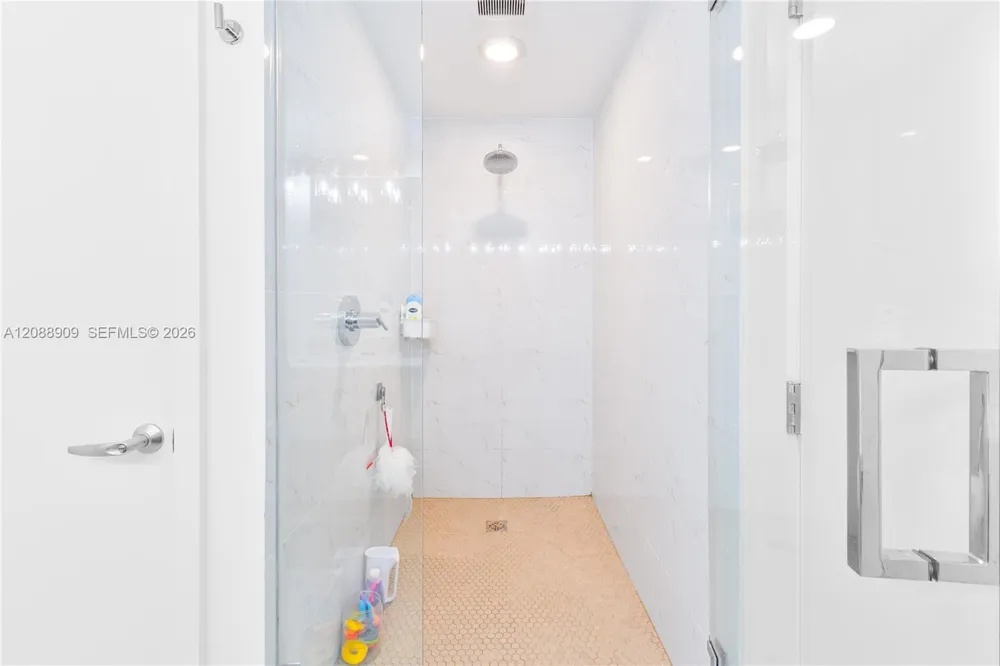 16385 Biscayne Blvd #707 North Miami Beach, FL 33160