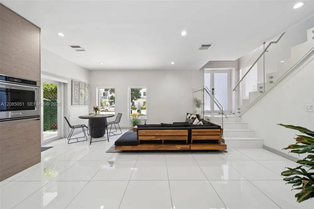 2615 NE 213th St Miami, FL 33180