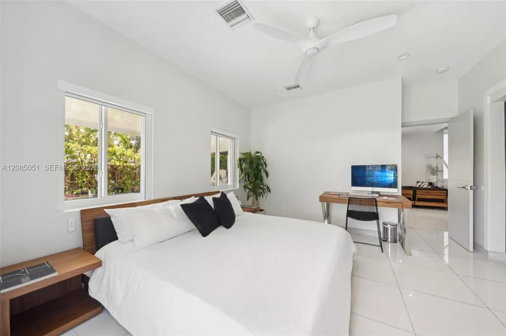 2615 NE 213th St Miami, FL 33180