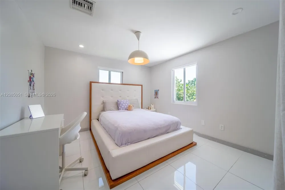 2615 NE 213th St Miami, FL 33180