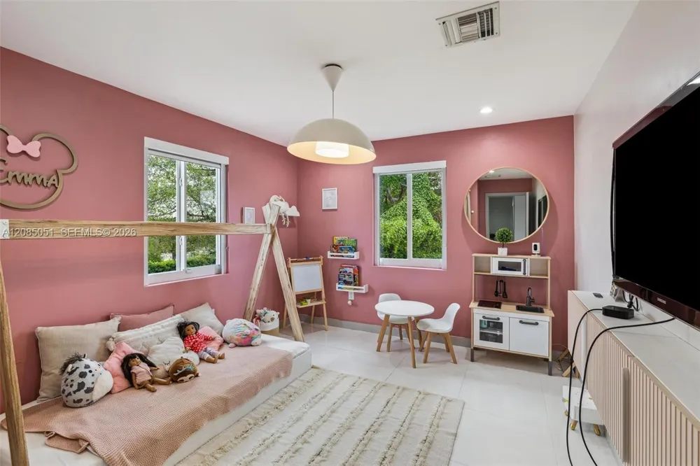 2615 NE 213th St Miami, FL 33180