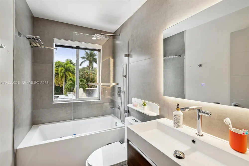 2615 NE 213th St Miami, FL 33180