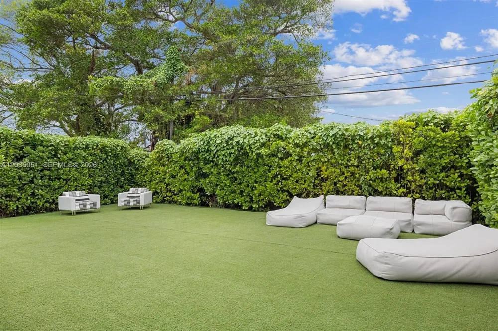 2615 NE 213th St Miami, FL 33180