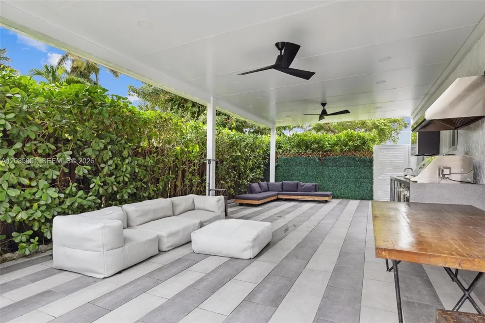 2615 NE 213th St Miami, FL 33180