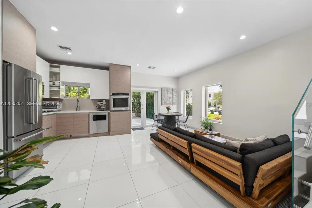 2615 NE 213th St Miami, FL 33180