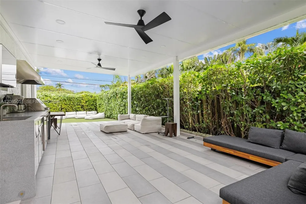 2615 NE 213th St Miami, FL 33180