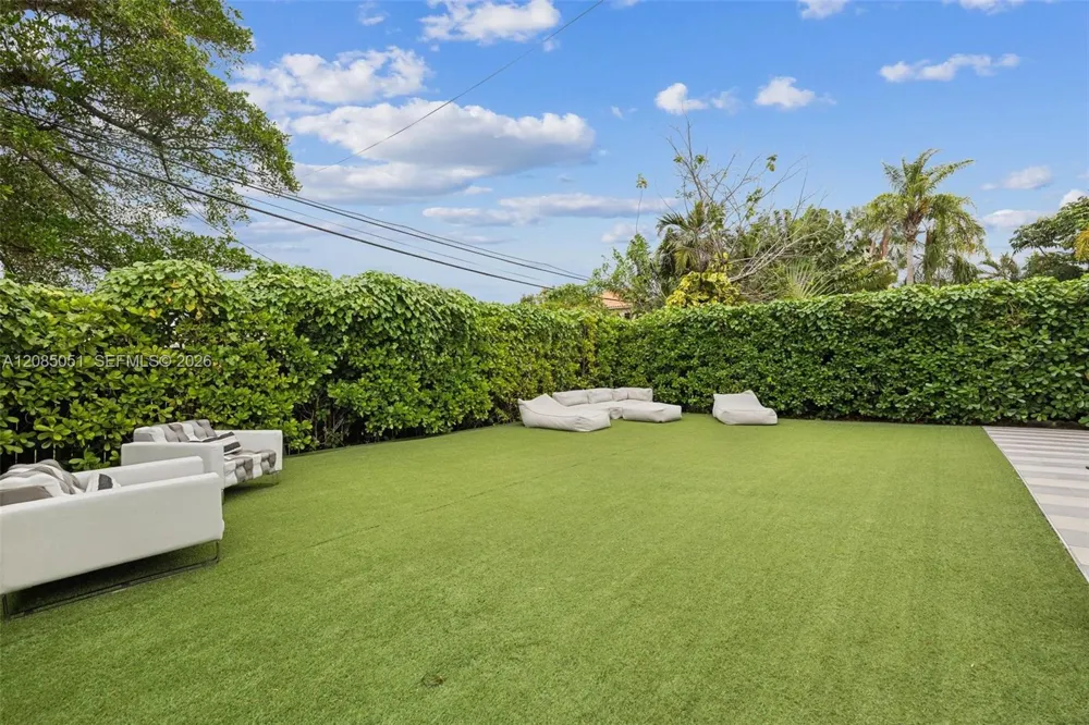 2615 NE 213th St Miami, FL 33180