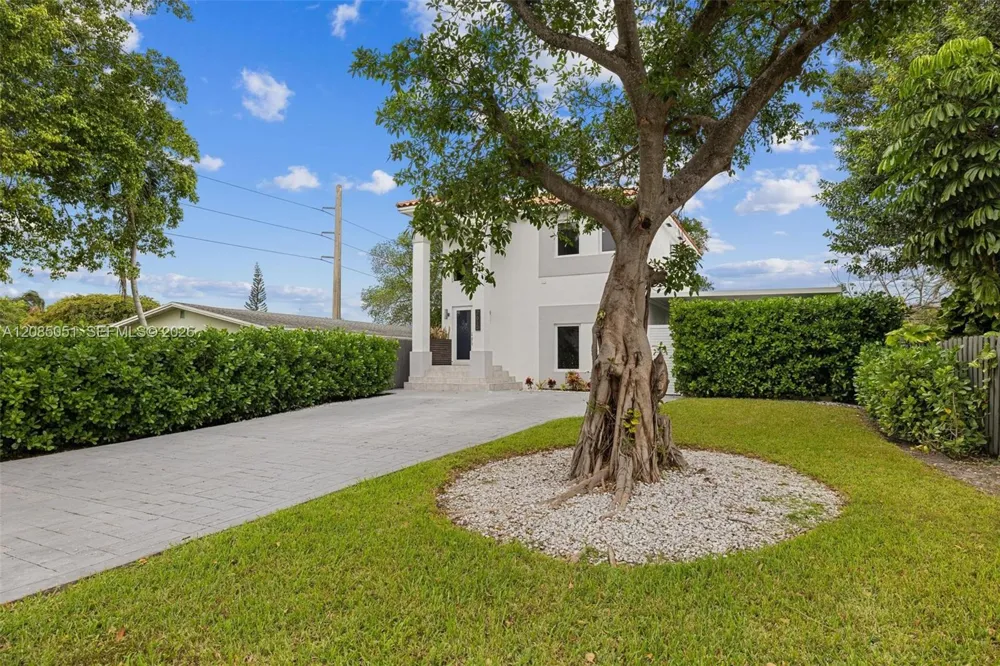 2615 NE 213th St Miami, FL 33180