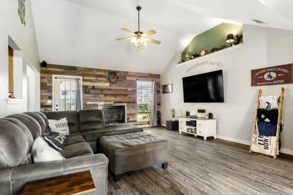 2102 W Walnut Street Collinsville, OK 74021