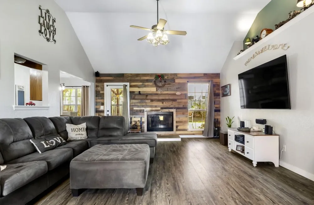 2102 W Walnut Street Collinsville, OK 74021