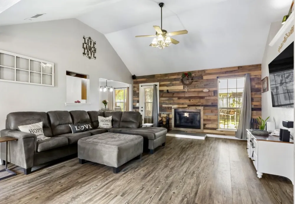 2102 W Walnut Street Collinsville, OK 74021